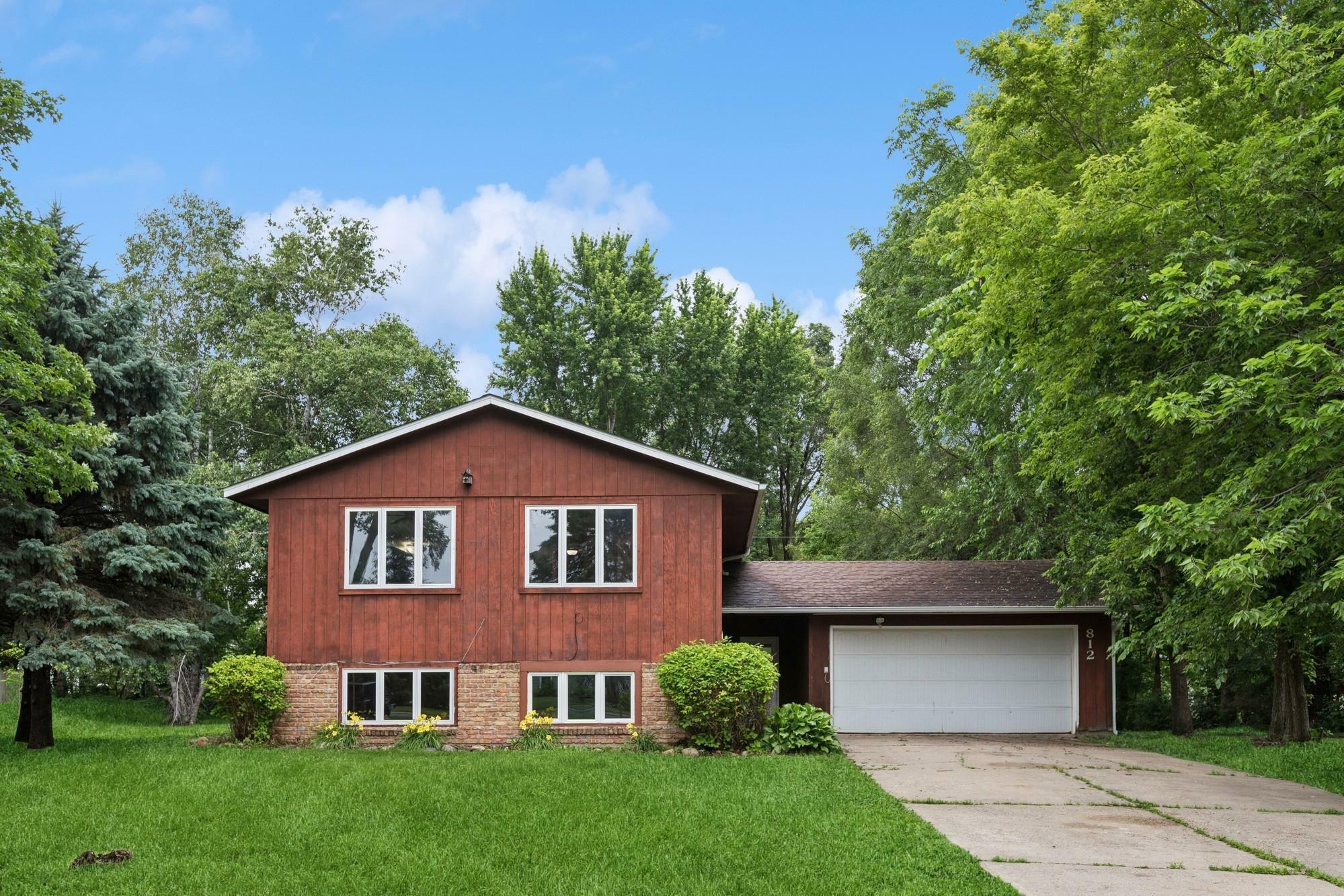 Property Photo: 812 Ivanhoe Drive MN 55057