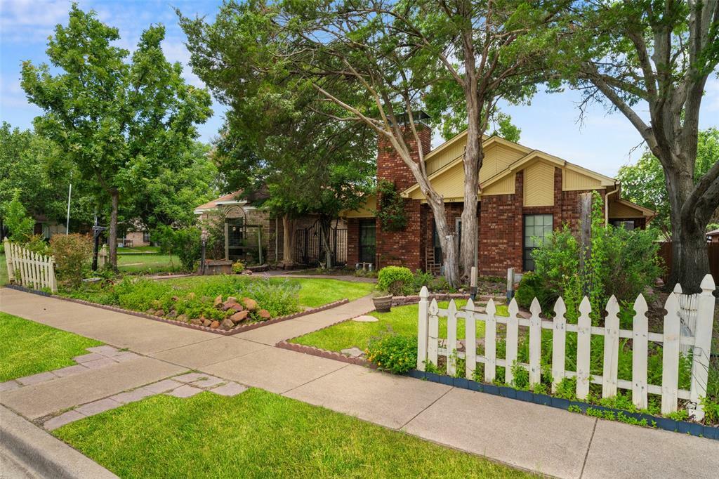 Property Photo:  332 Bryant Lane  TX 75104 