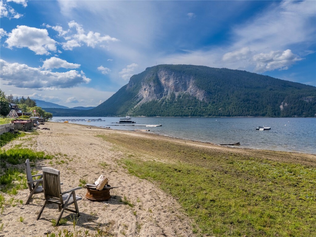 Photo de la propriété: 4701 75 Avenue NE BC V0E 1K0