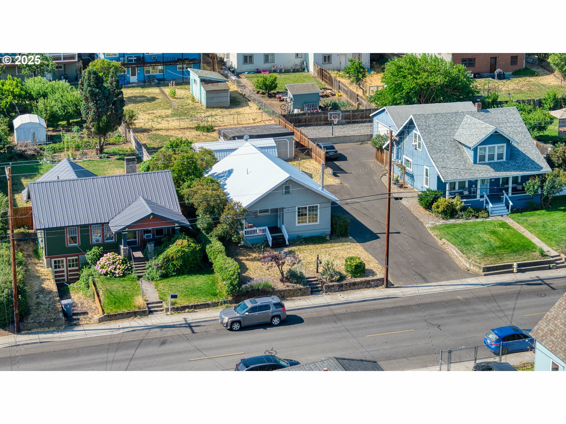 Property Photo: 1302 E 10th St OR 97058