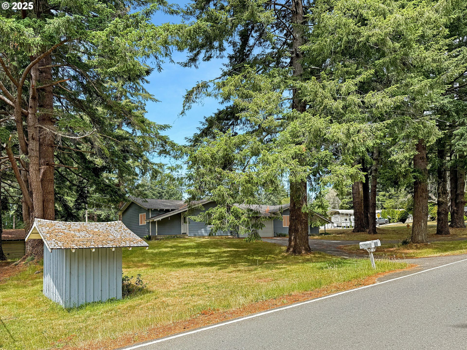 Property Photo: 17144 Parkview Dr OR 97415