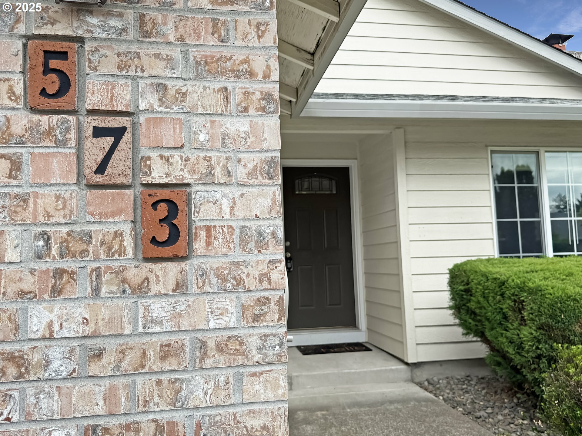 Property Photo:  573 SE 73rd Ave  OR 97123 