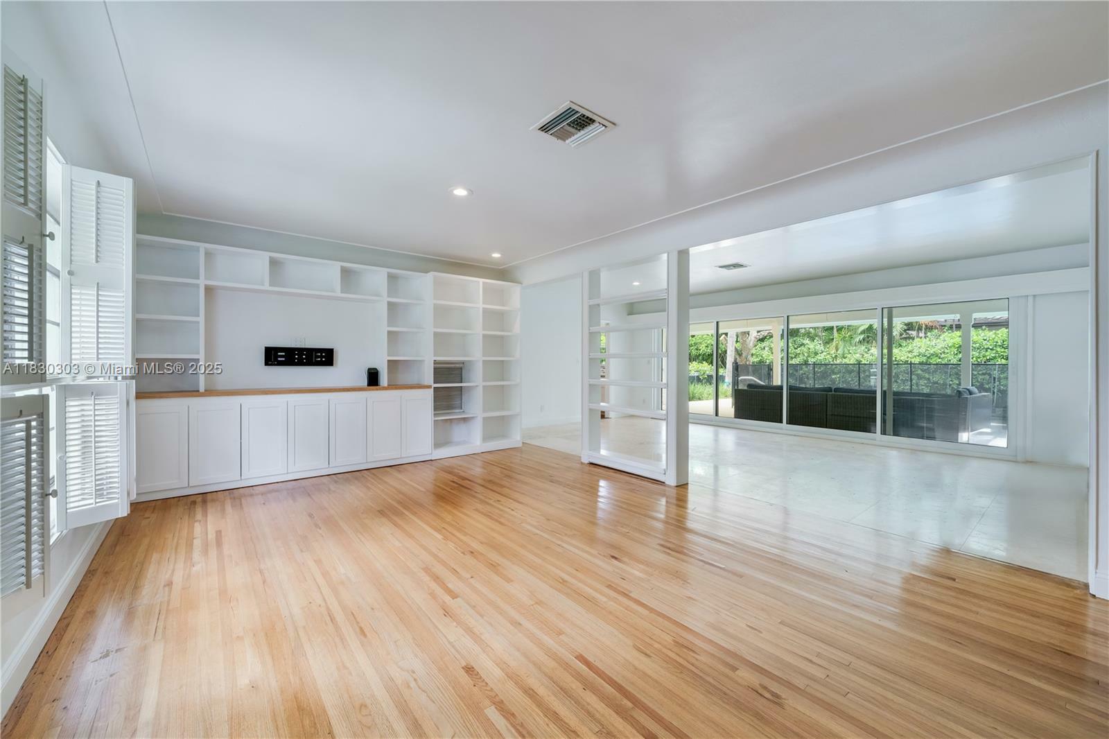 Property Photo: 431 Gerona Ave FL 33146