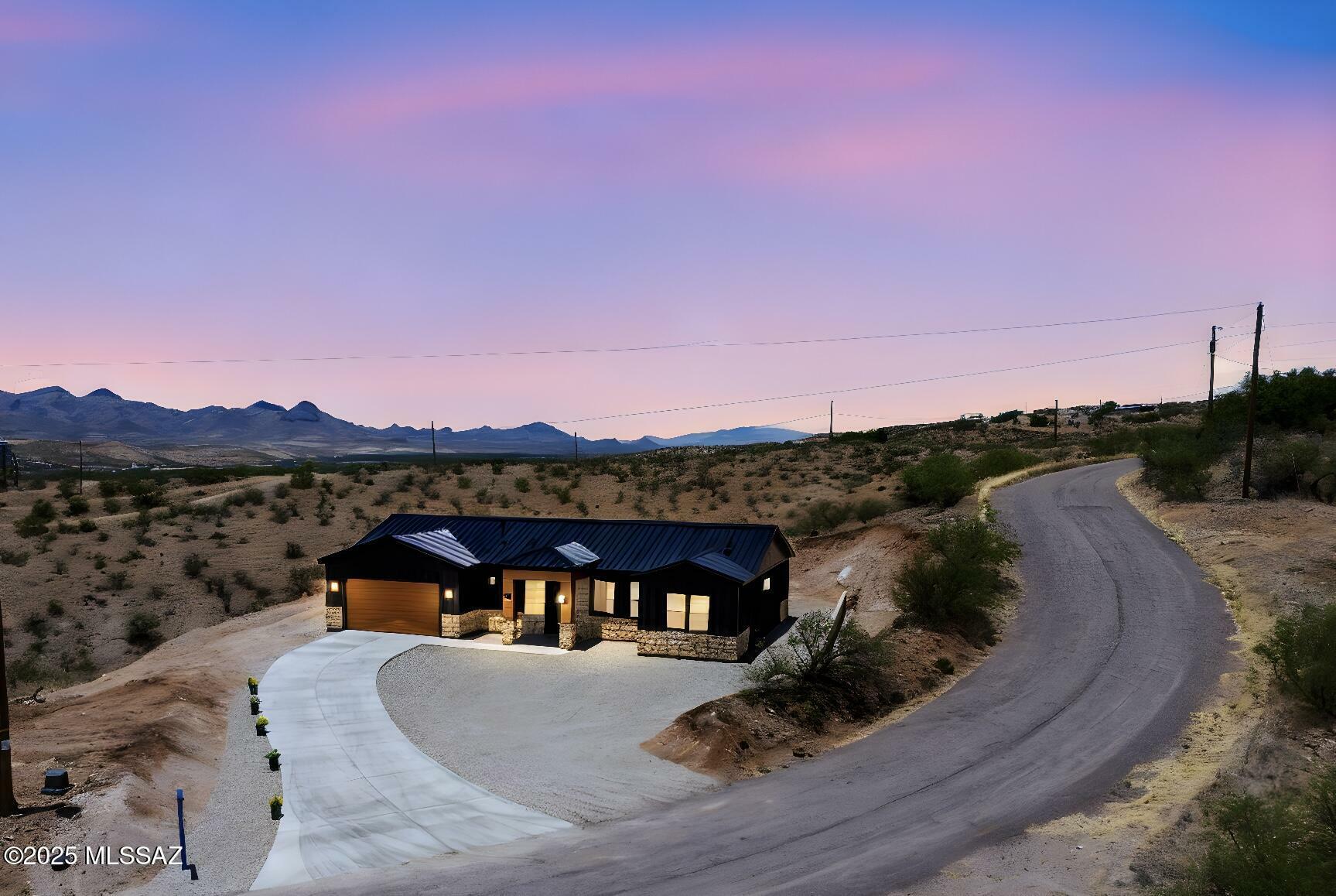 Property Photo:  302 Camino Arenosa  AZ 85648 