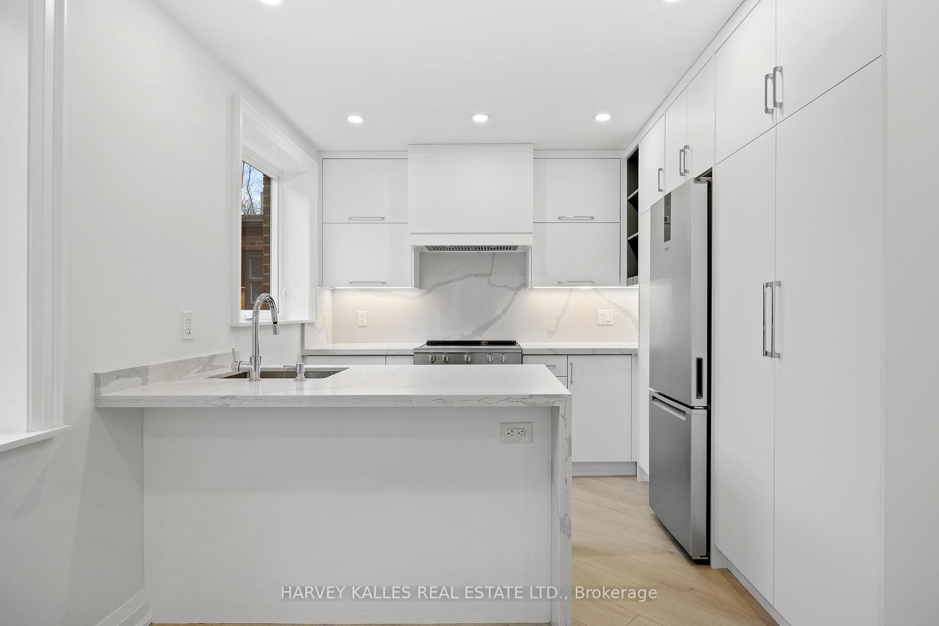 Photo de la propriété: 1006 Eglinton Avenue W Apt 1 ON M6C 2C5
