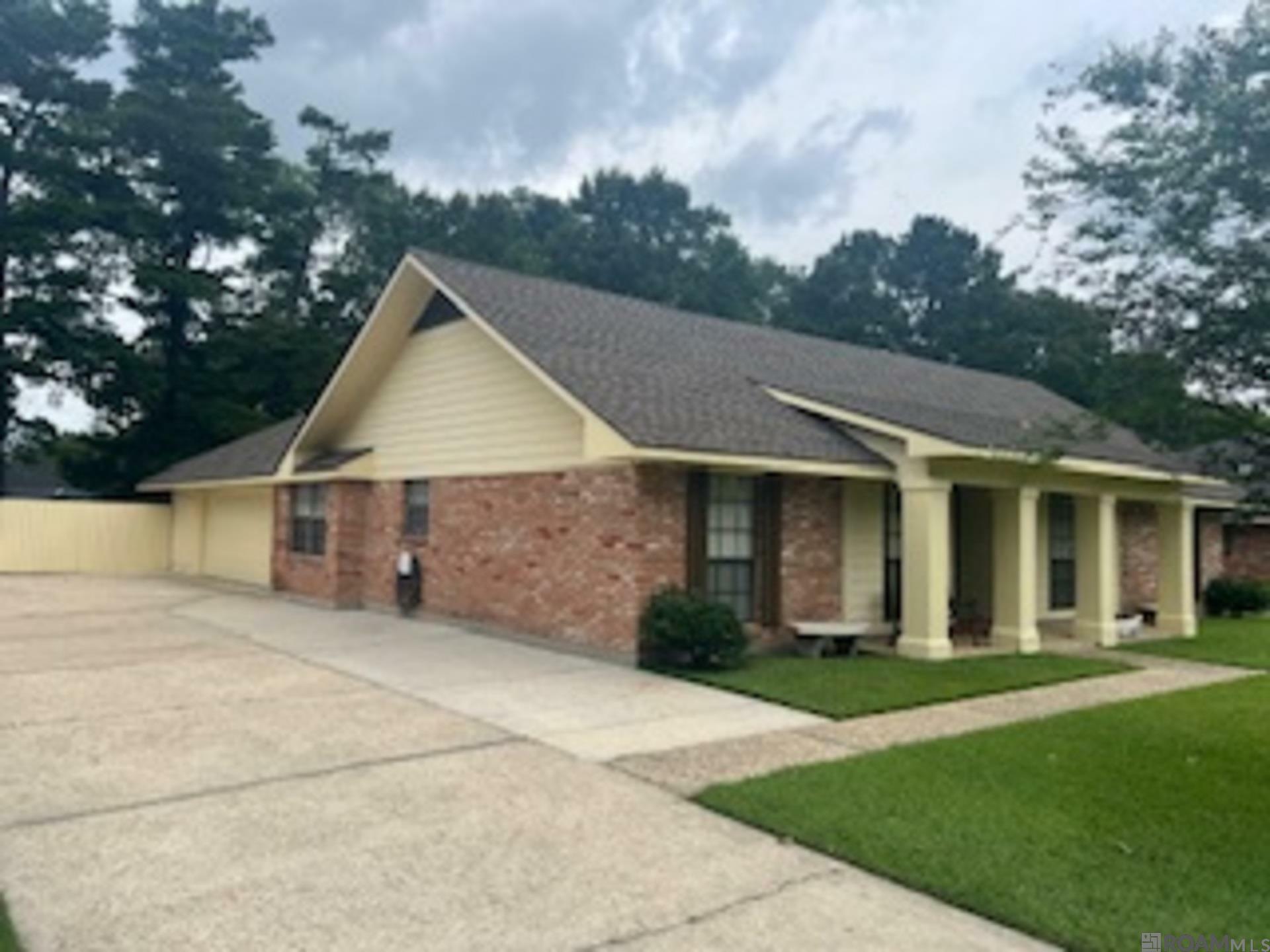 Property Photo: 1342 Barkley Dr LA 70810