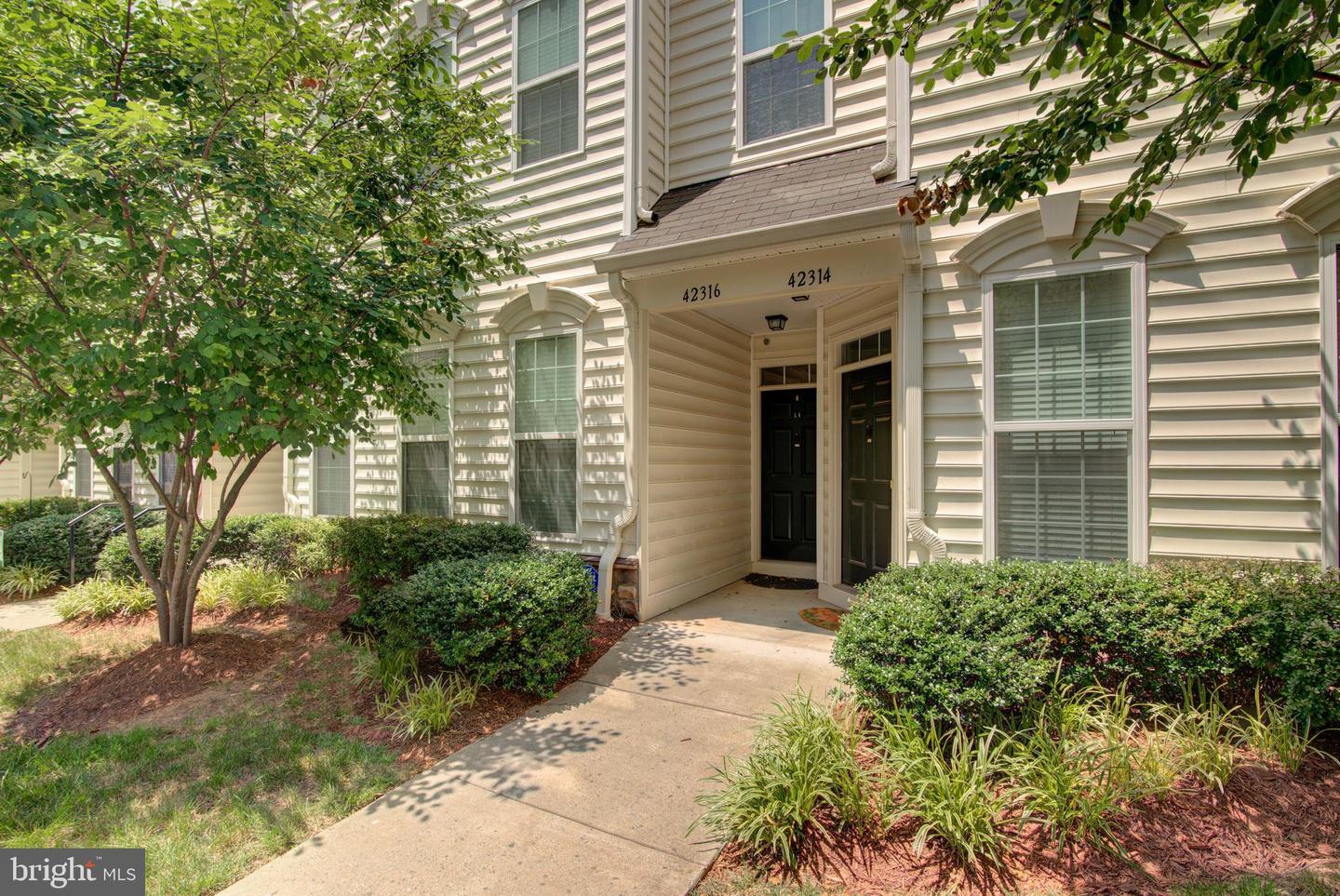 Property Photo: 42316 San Juan Terrace VA 20105
