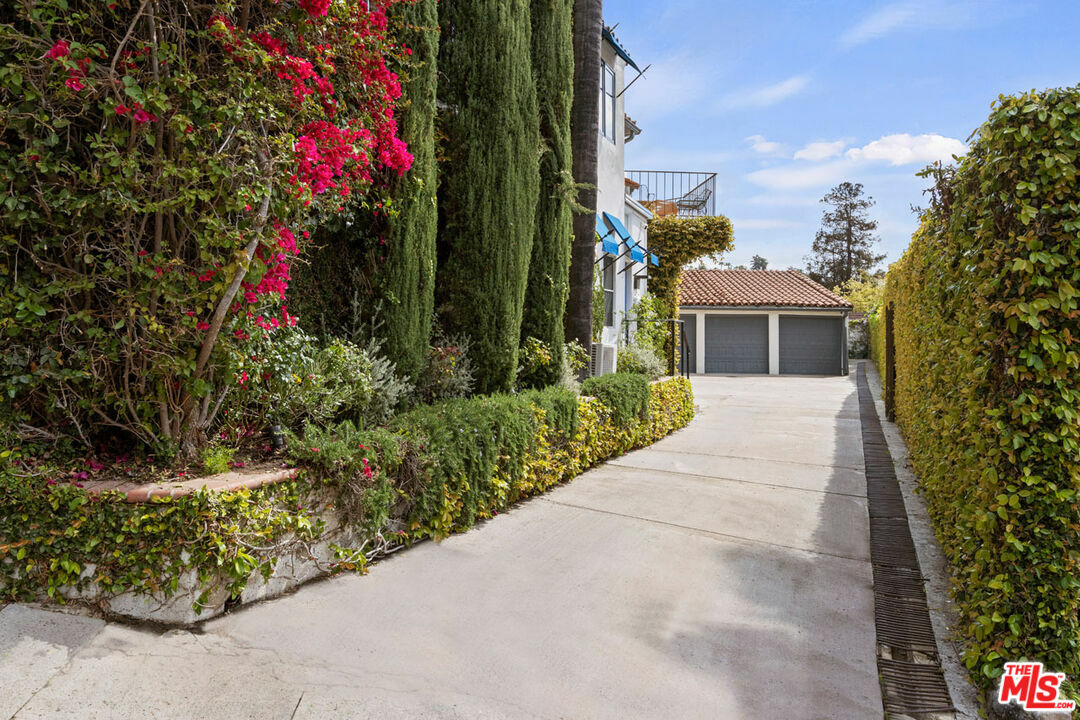 Property Photo: 6856 Los Altos Pl CA 90068