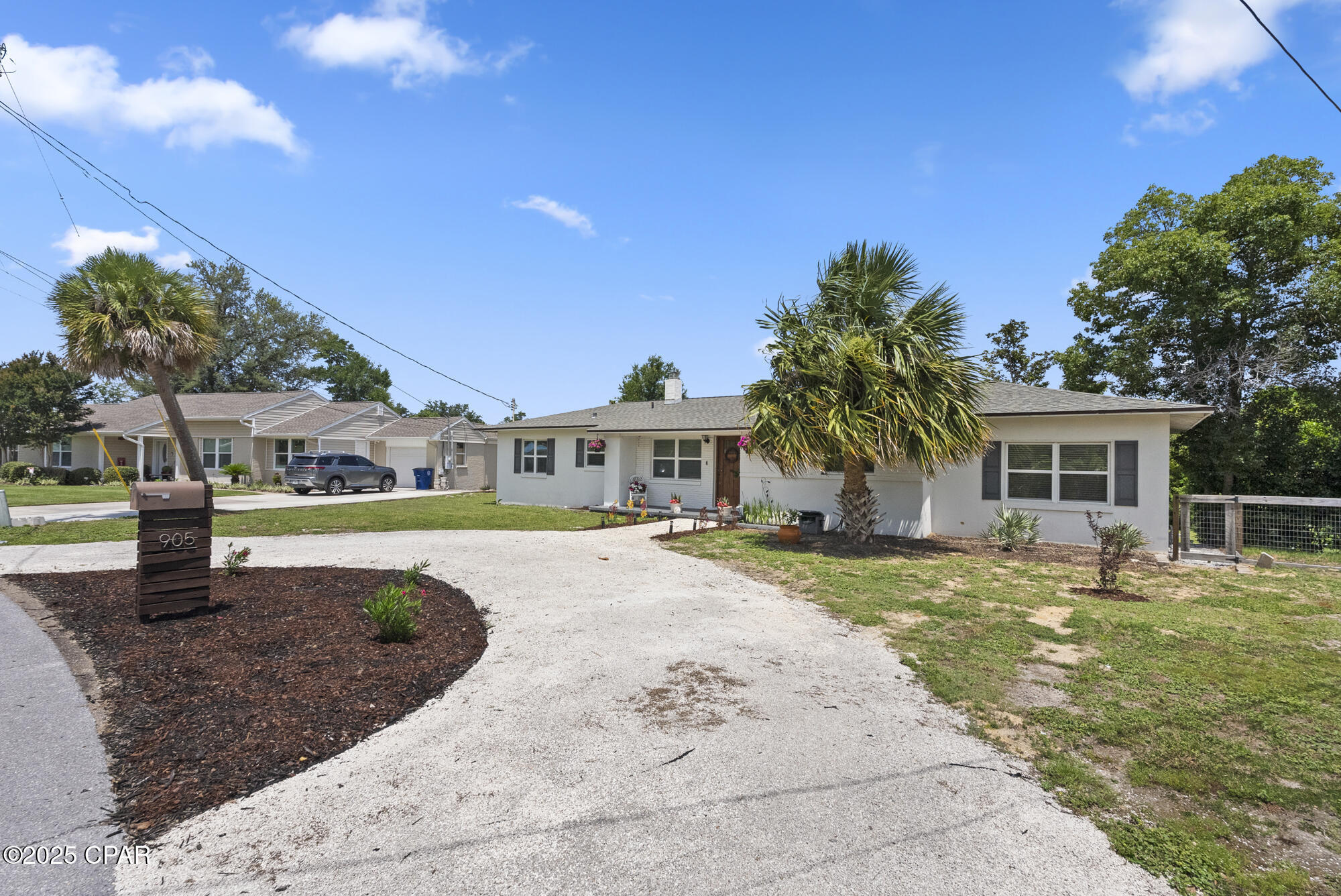 Property Photo: 905 E 2nd Plaza FL 32401