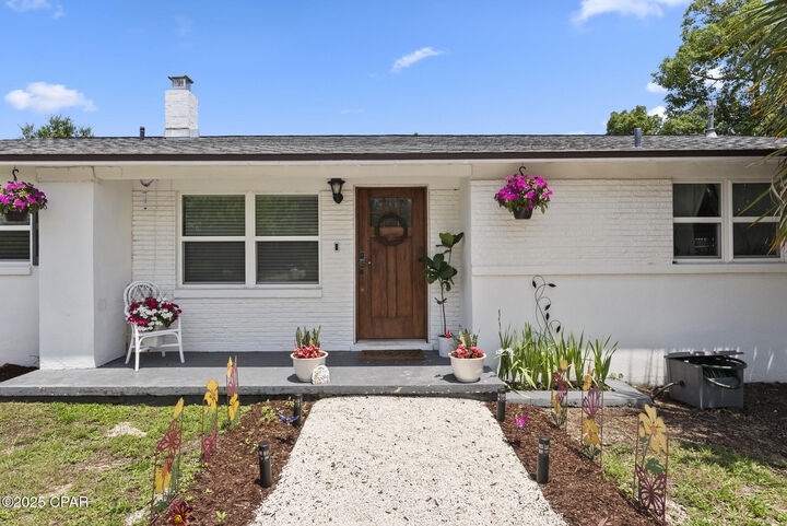 Property Photo: 905 E 2nd Plaza FL 32401