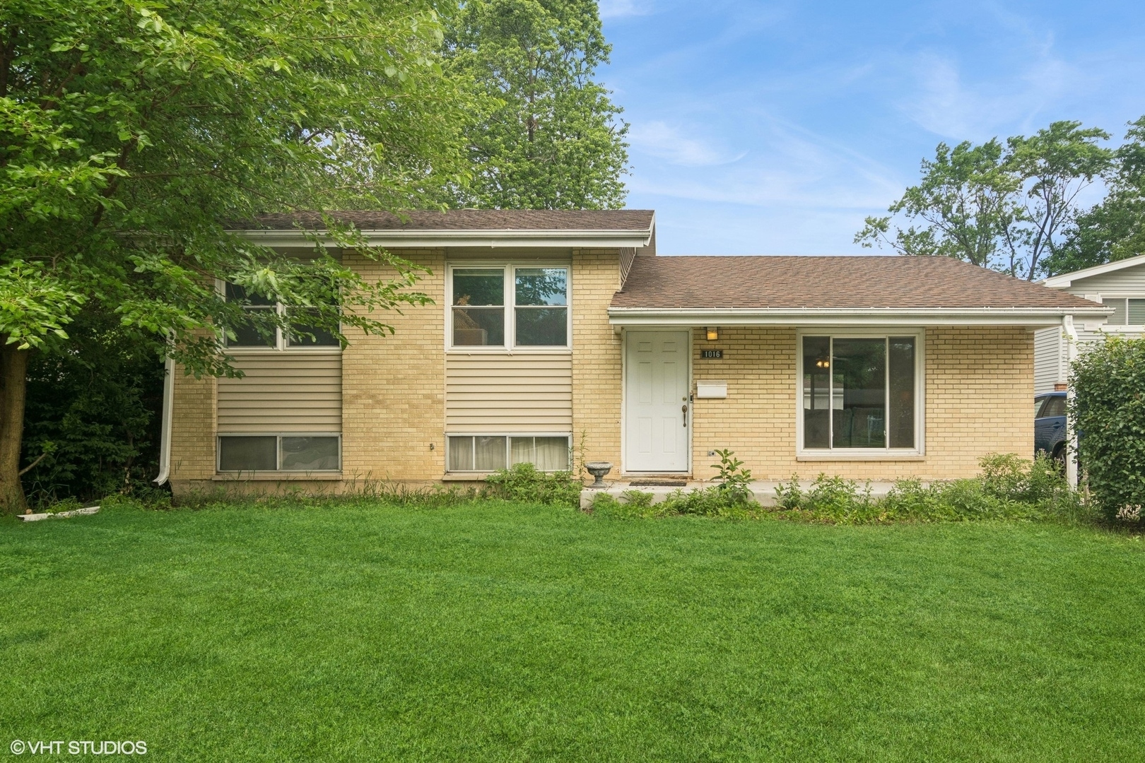 Property Photo: 1016 Beverly Drive IL 60090