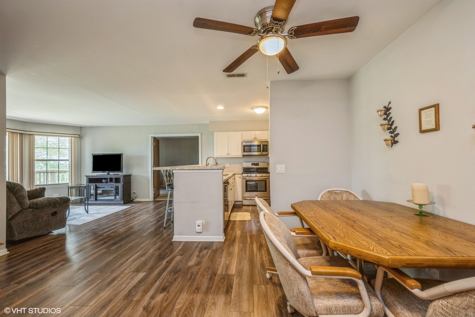 Property Photo:  260 W Lynn Drive 7-5B  IL 60067 