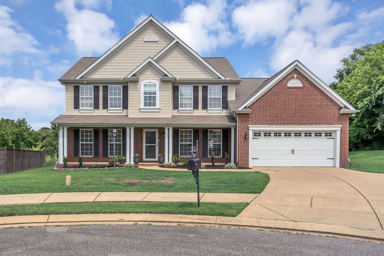 Property Photo: 208 Vintage Cir TN 37075