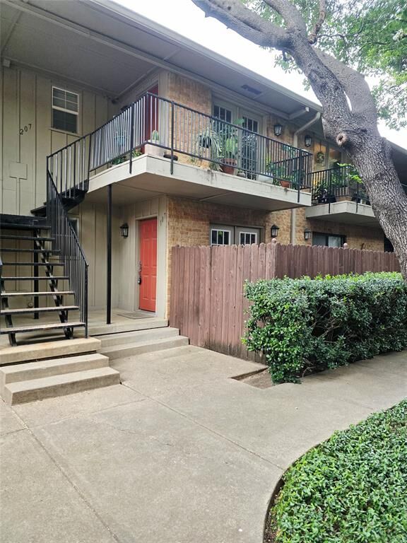 Property Photo: 4211 Newton Avenue 107 TX 75219