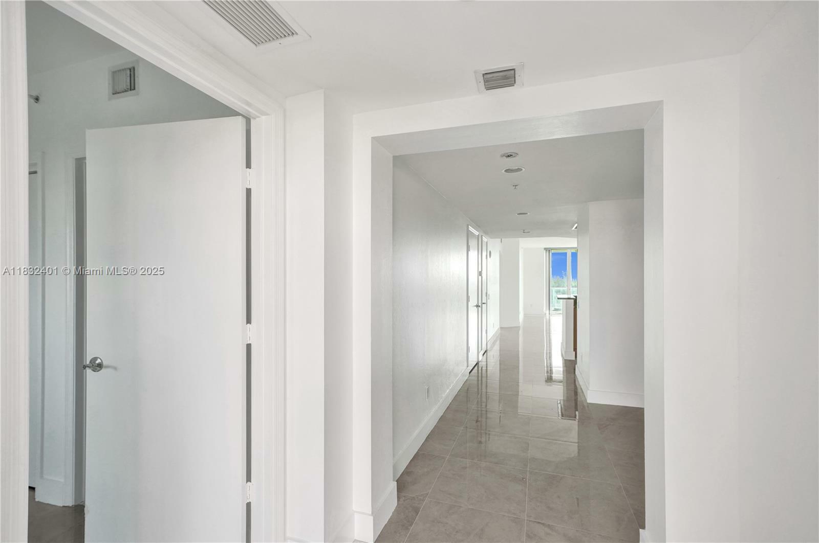Property Photo:  14951 Royal Oaks Ln 806  FL 33181 