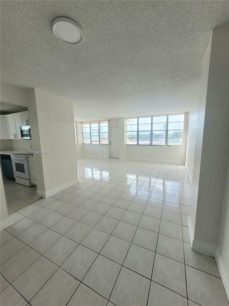 Property Photo: 2025 NE 164th St 416 FL 33162