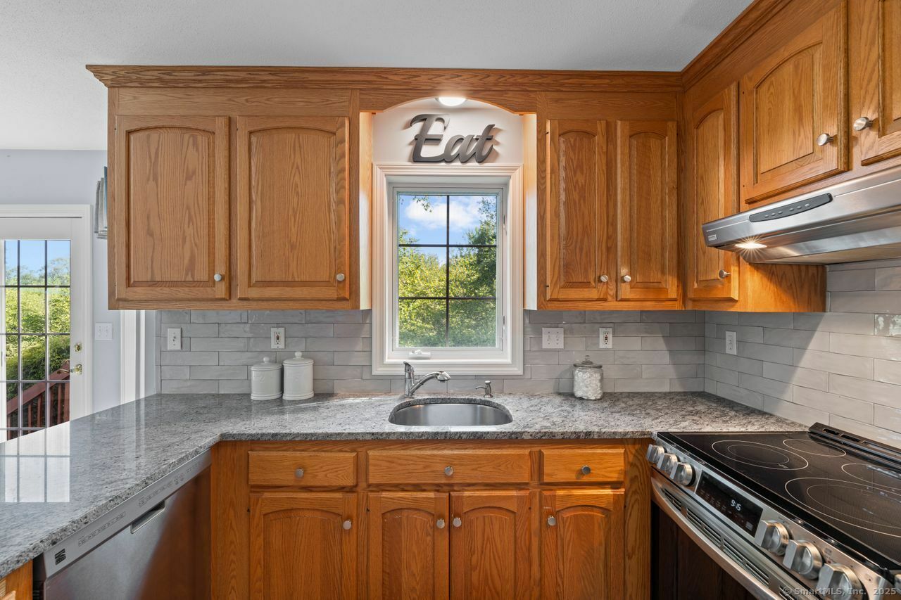 Property Photo:  62 Peach Tree Lane  CT 06037 