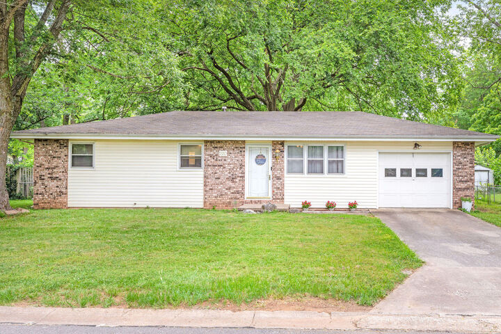 Property Photo:  220 S Dennis Avenue  MO 65738 