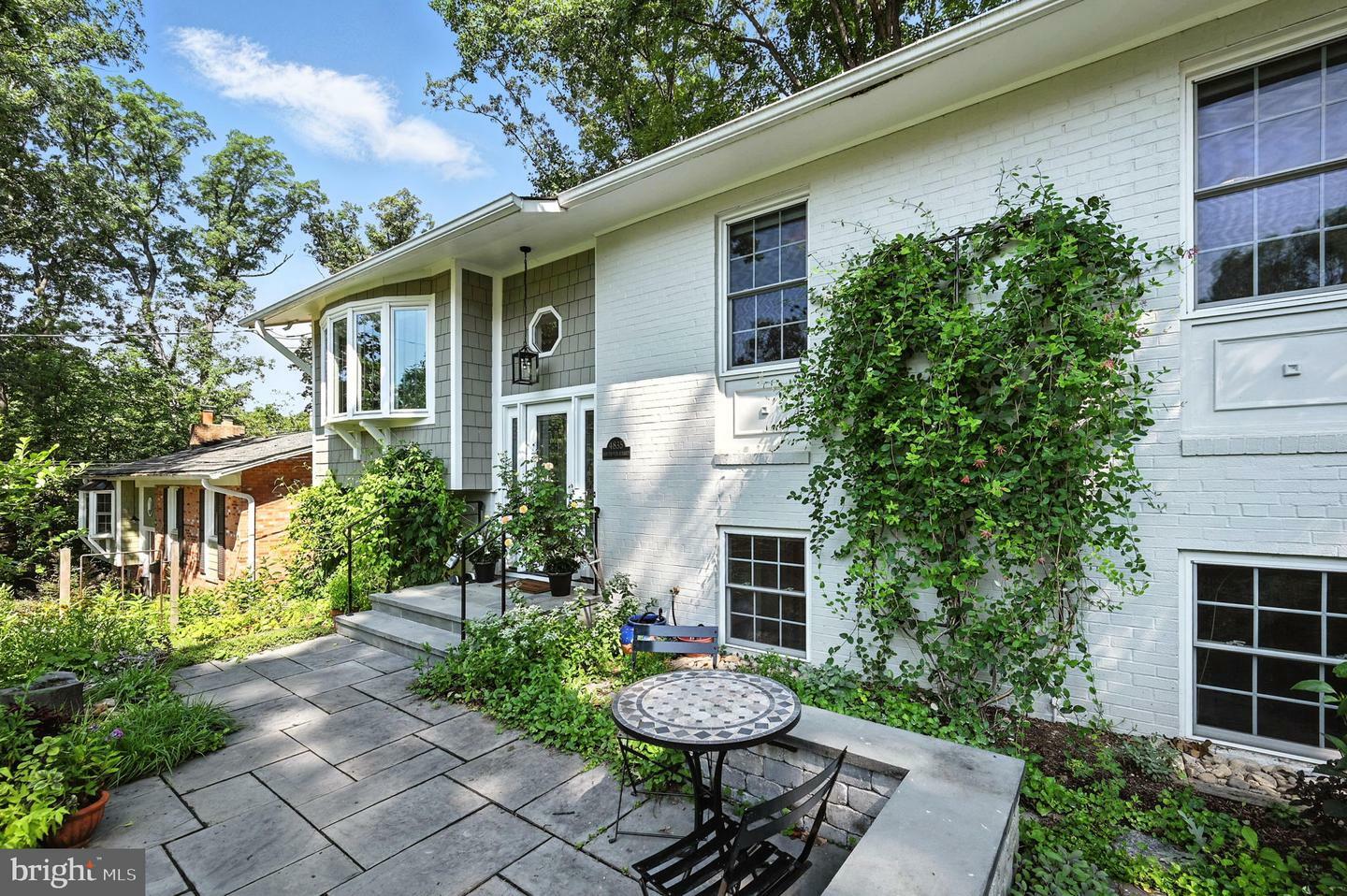 Property Photo: 4835 9th Street S VA 22204