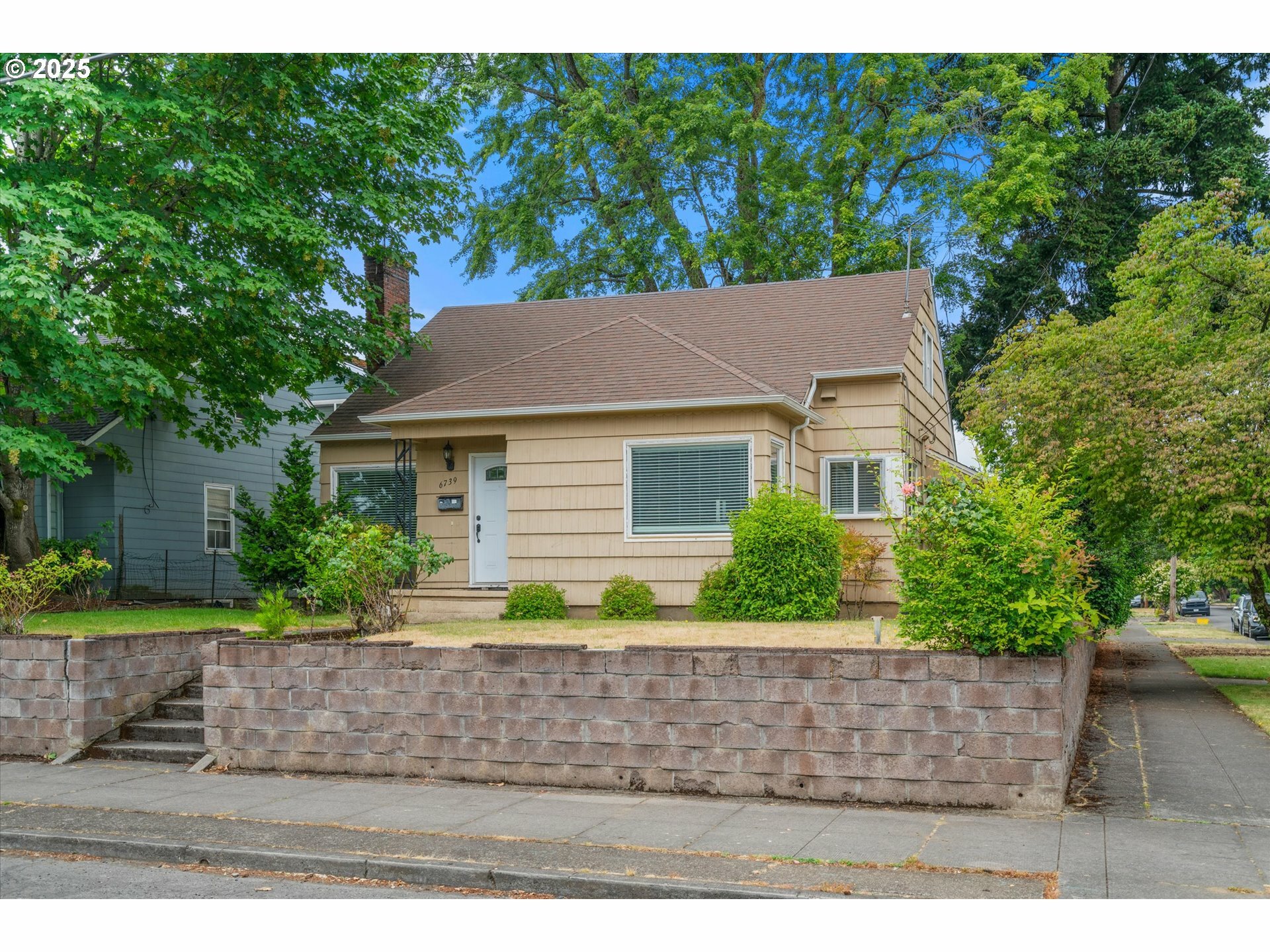 Property Photo:  6739 N Fiske Ave  OR 97203 
