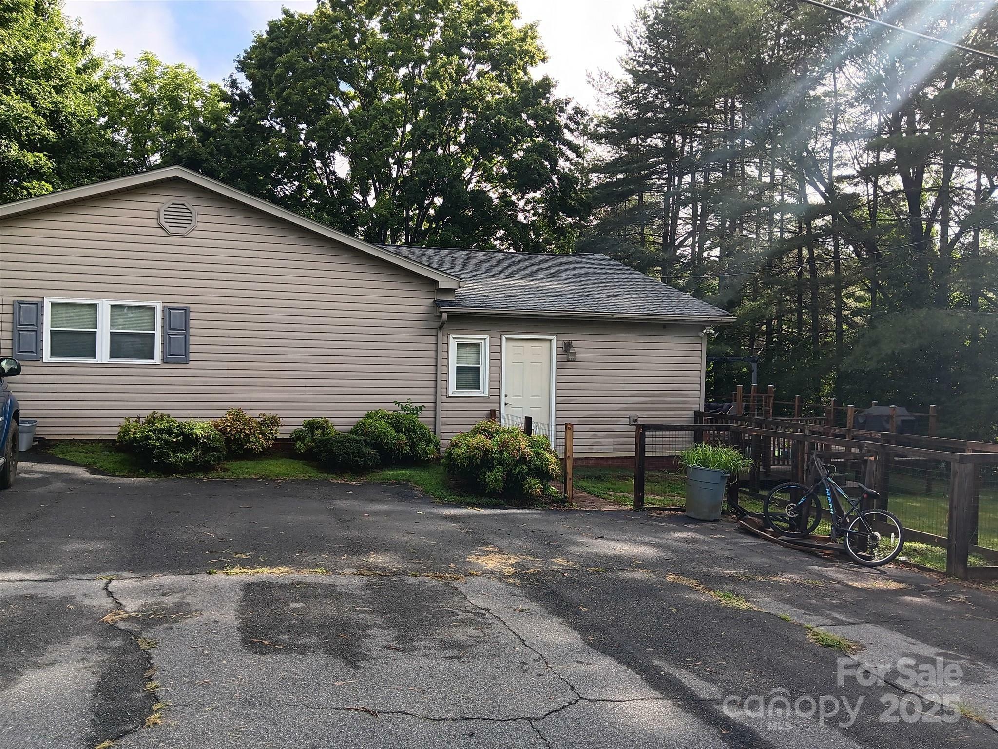 Property Photo:  309 Sheldon Street  NC 28638 