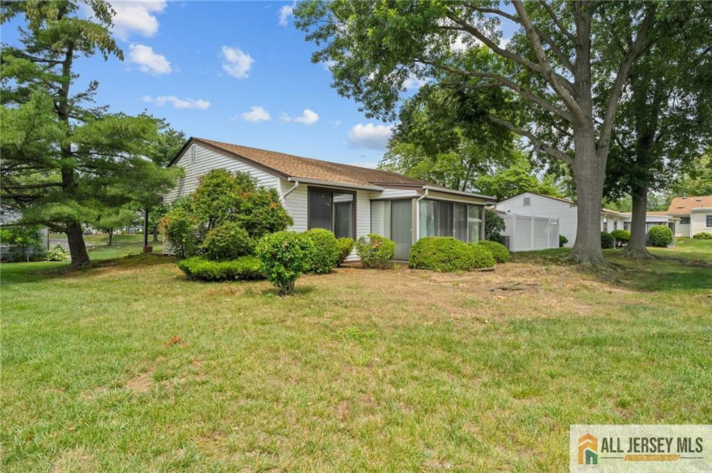Property Photo:  96 Salix Plaza 96C  NJ 08831 