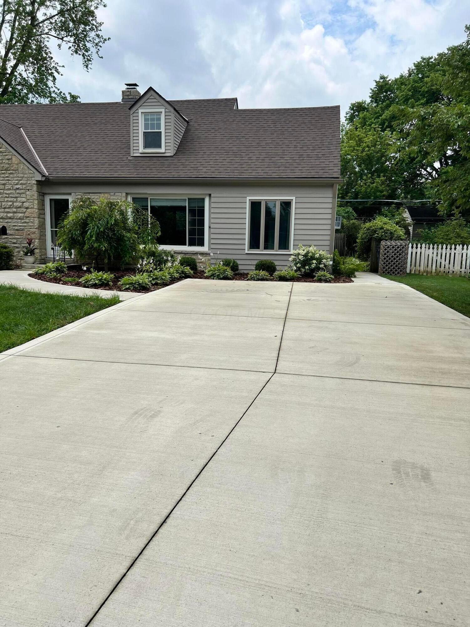Property Photo: 2309 Woodstock Road OH 43221