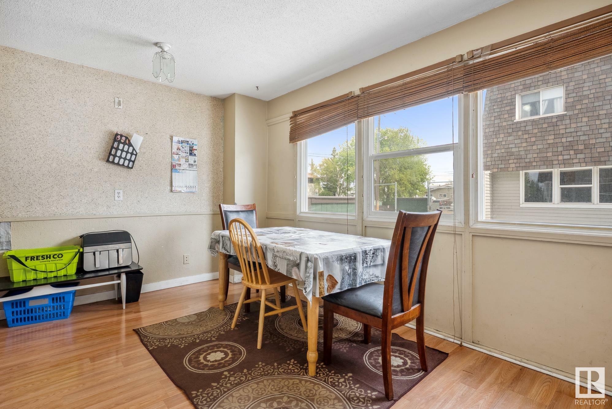 Property Photo:  523 Village On The Green NW  AB T5A 1H2 