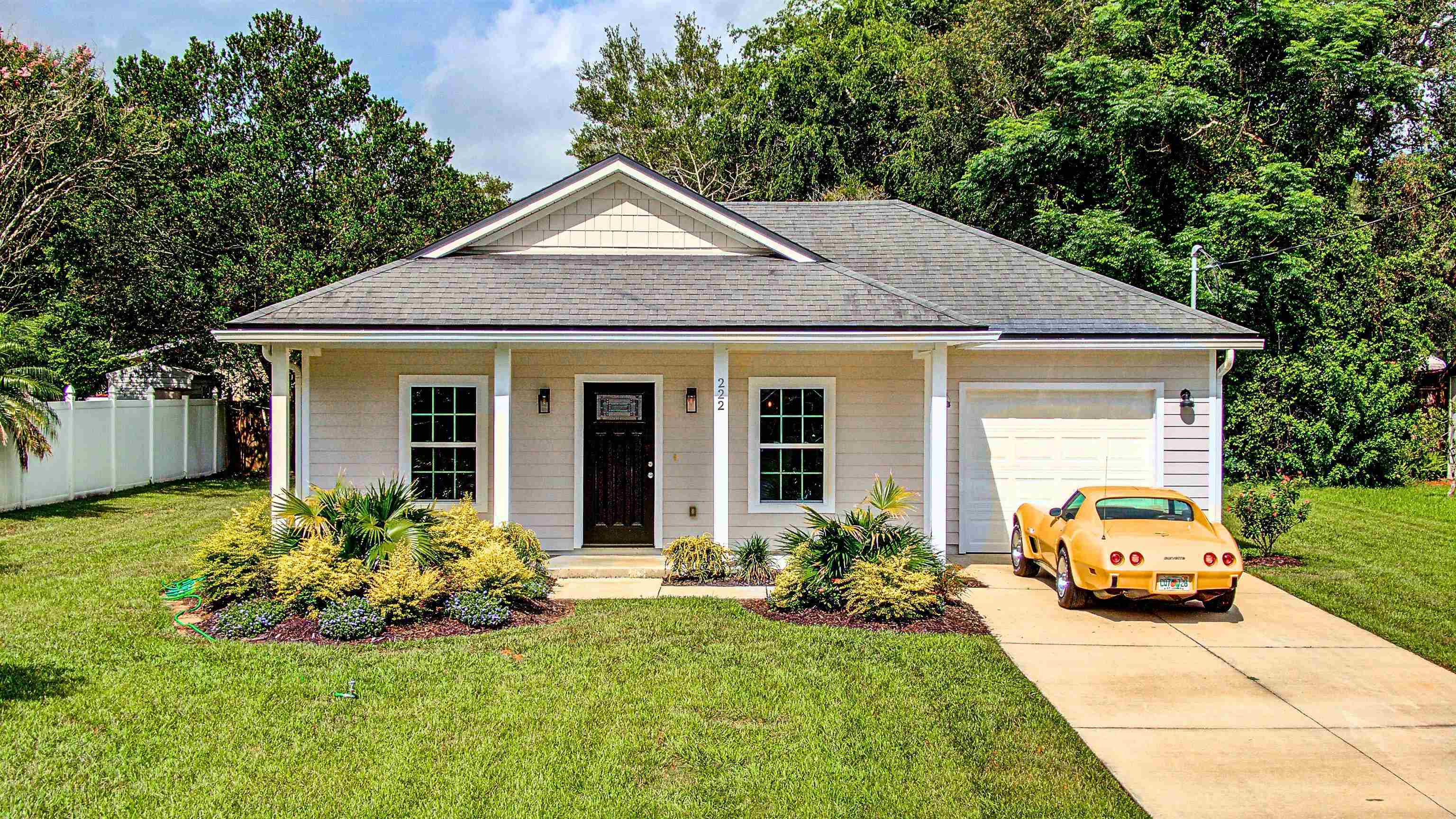Property Photo: 222 Lobelia Rd FL 32086