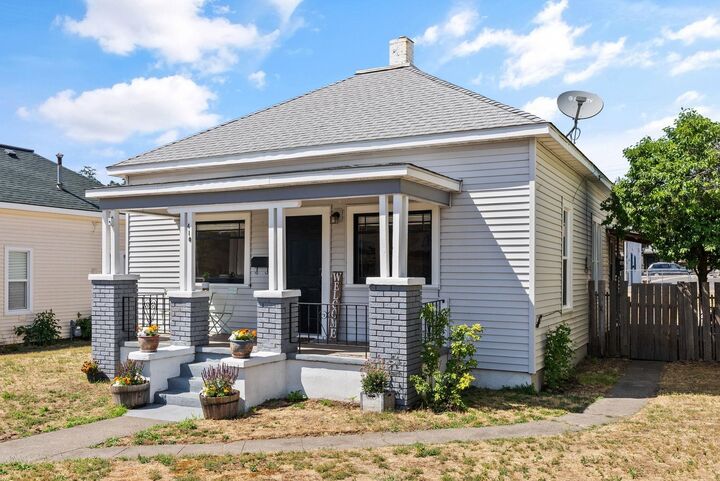 Property Photo:  410 W Shannon Ave  WA 99205 