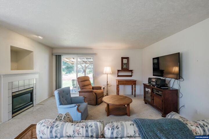 Property Photo:  652 Kayla Wy N  OR 97361 