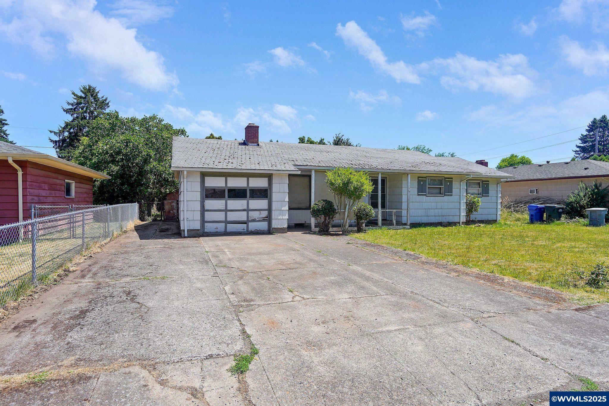 Property Photo: 142 45th Av NE OR 97301