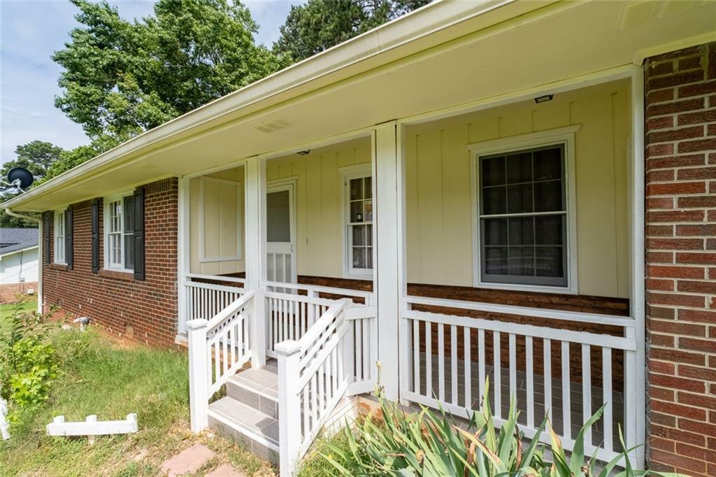 Property Photo: 999 Chestnut Oak Court GA 30046