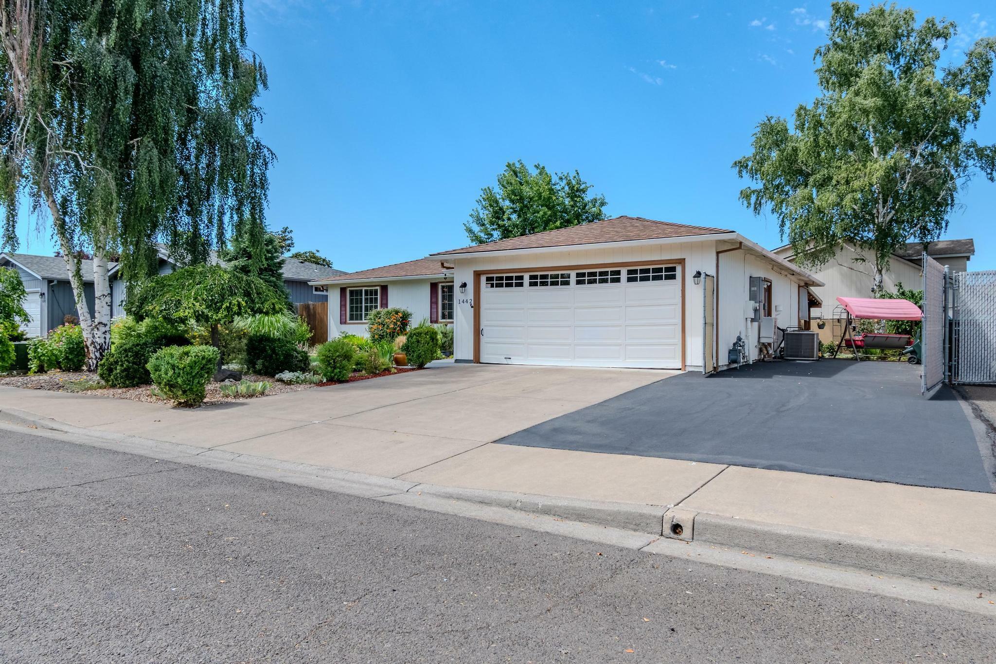 Property Photo:  1442 Avalon Drive  OR 97501 