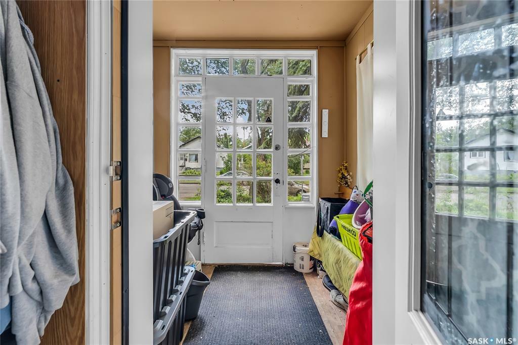 Property Photo:  1121 B Avenue N  SK S7L 1G2 