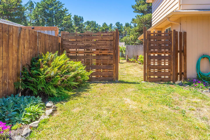 Property Photo: 405 SE Inlet Avenue OR 97367