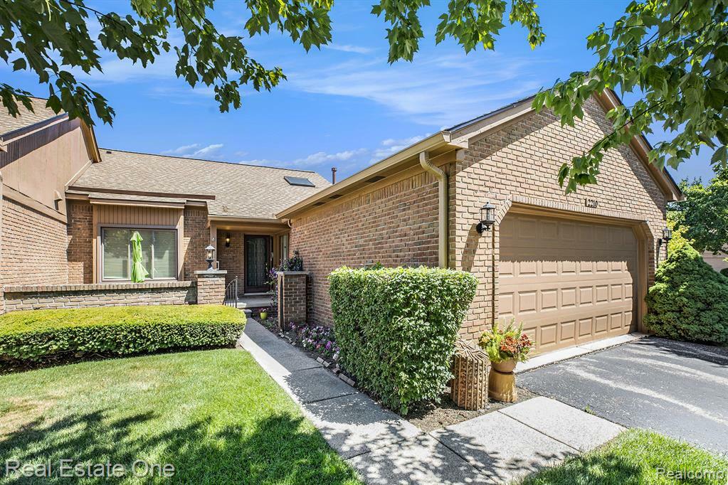 2210 London Bridge Drive  Rochester Hills MI 48307 4232 photo