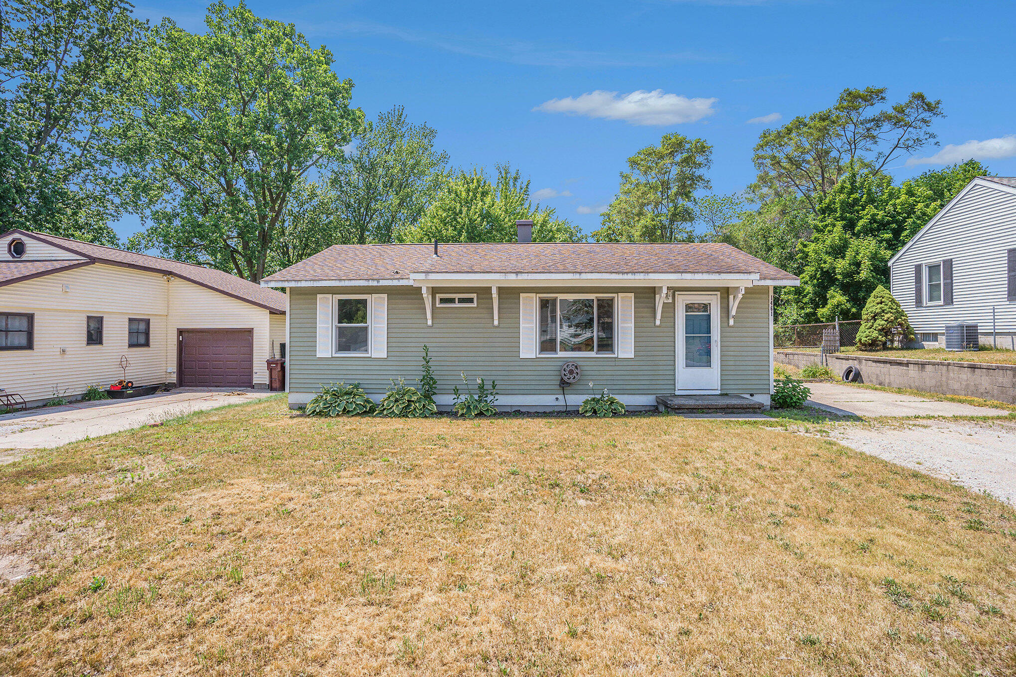 Property Photo: 1461 Farnsworth Avenue MI 49442