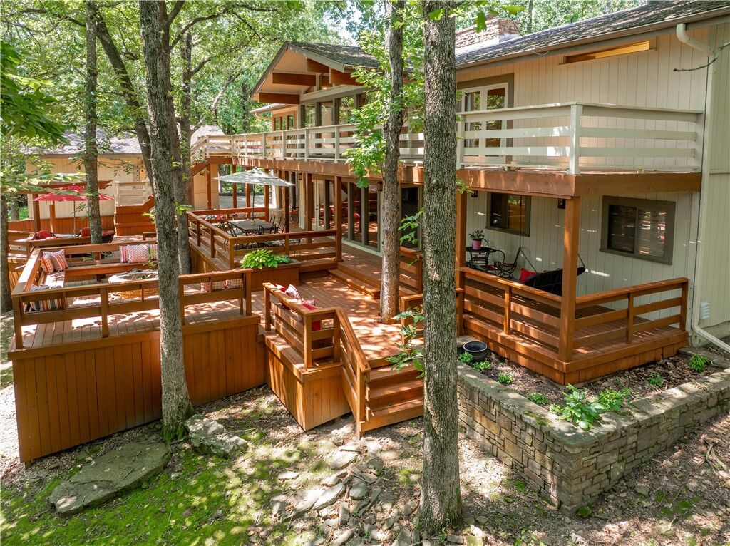 Property Photo:  1018 N Canterbury Road  AR 72701 