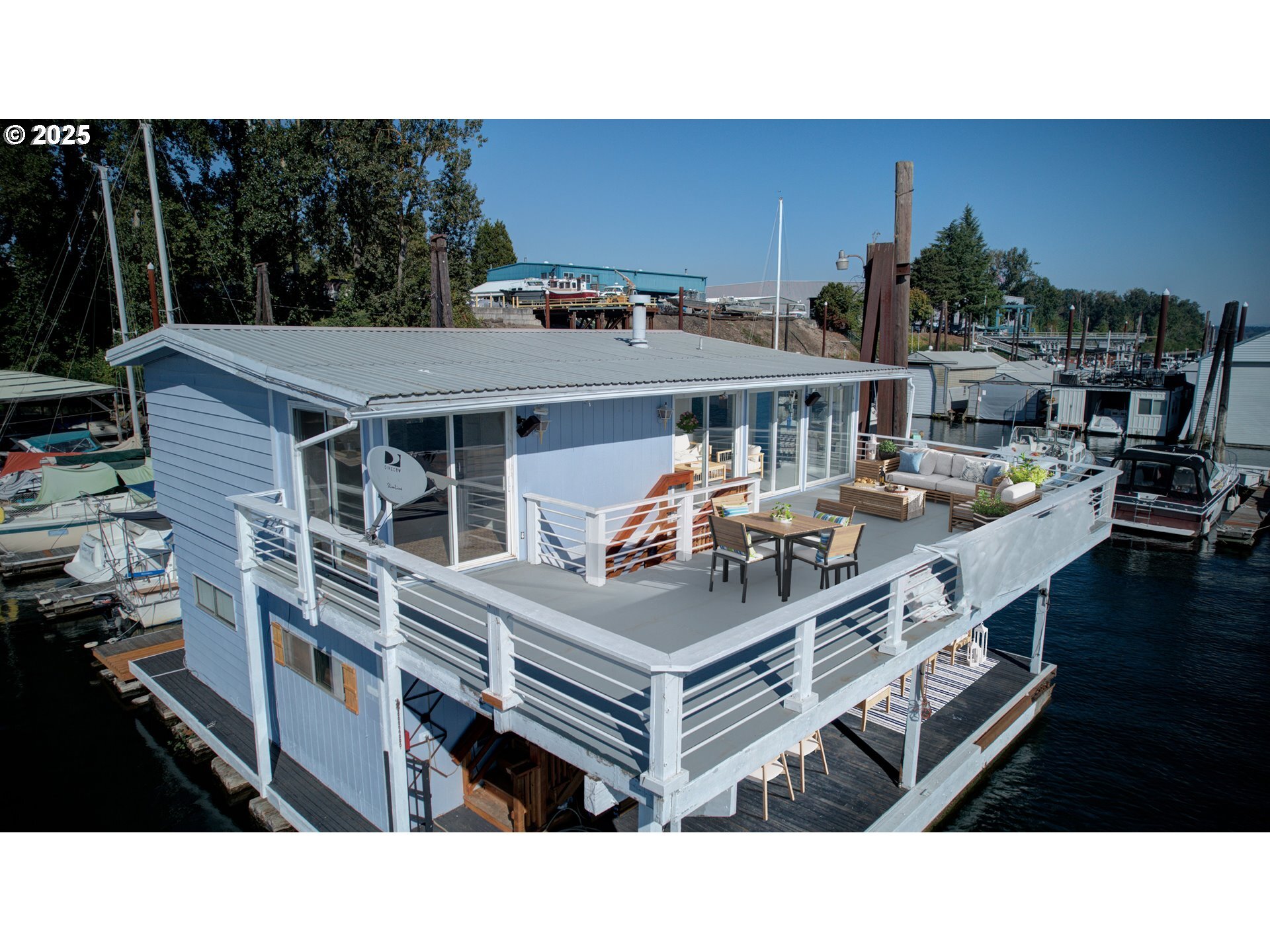 Property Photo: 300 NE Tomahawk Island Dr E10 OR 97035