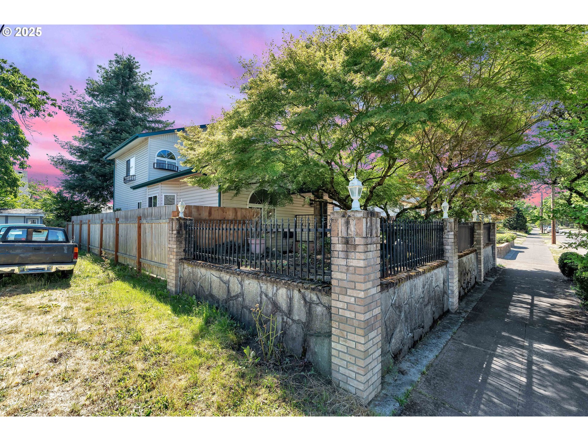 Property Photo: 6404 N Omaha Ave OR 97217