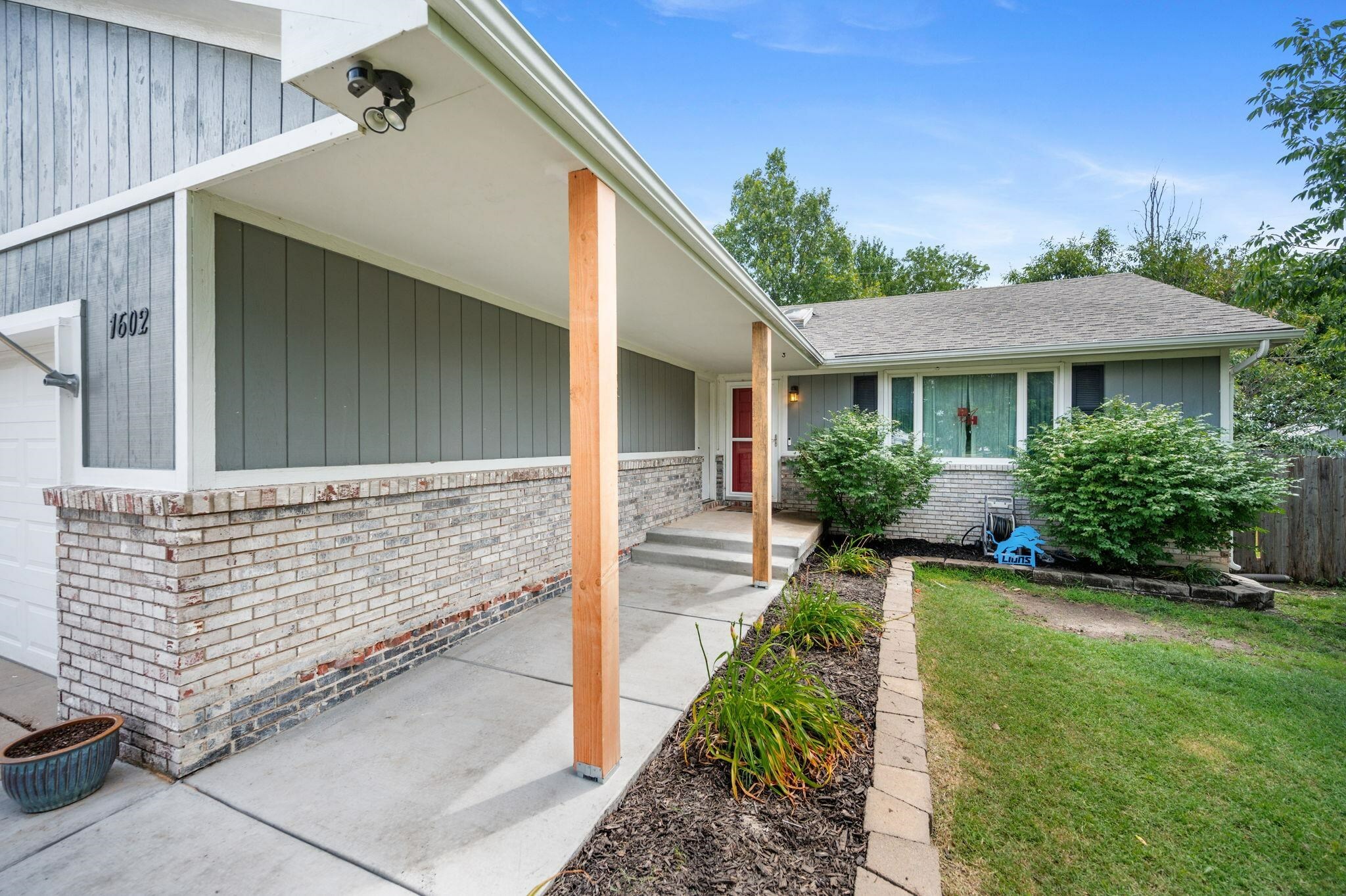 Property Photo: 1602 Tanglewood Rd KS 67133-9223