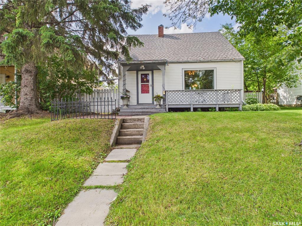 Property Photo: 523 20th Street E SK S6V 1L4