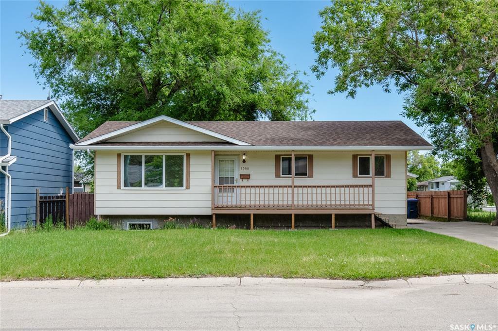 1386 Manitou Crescent  Moose Jaw SK S6H 7C5 photo