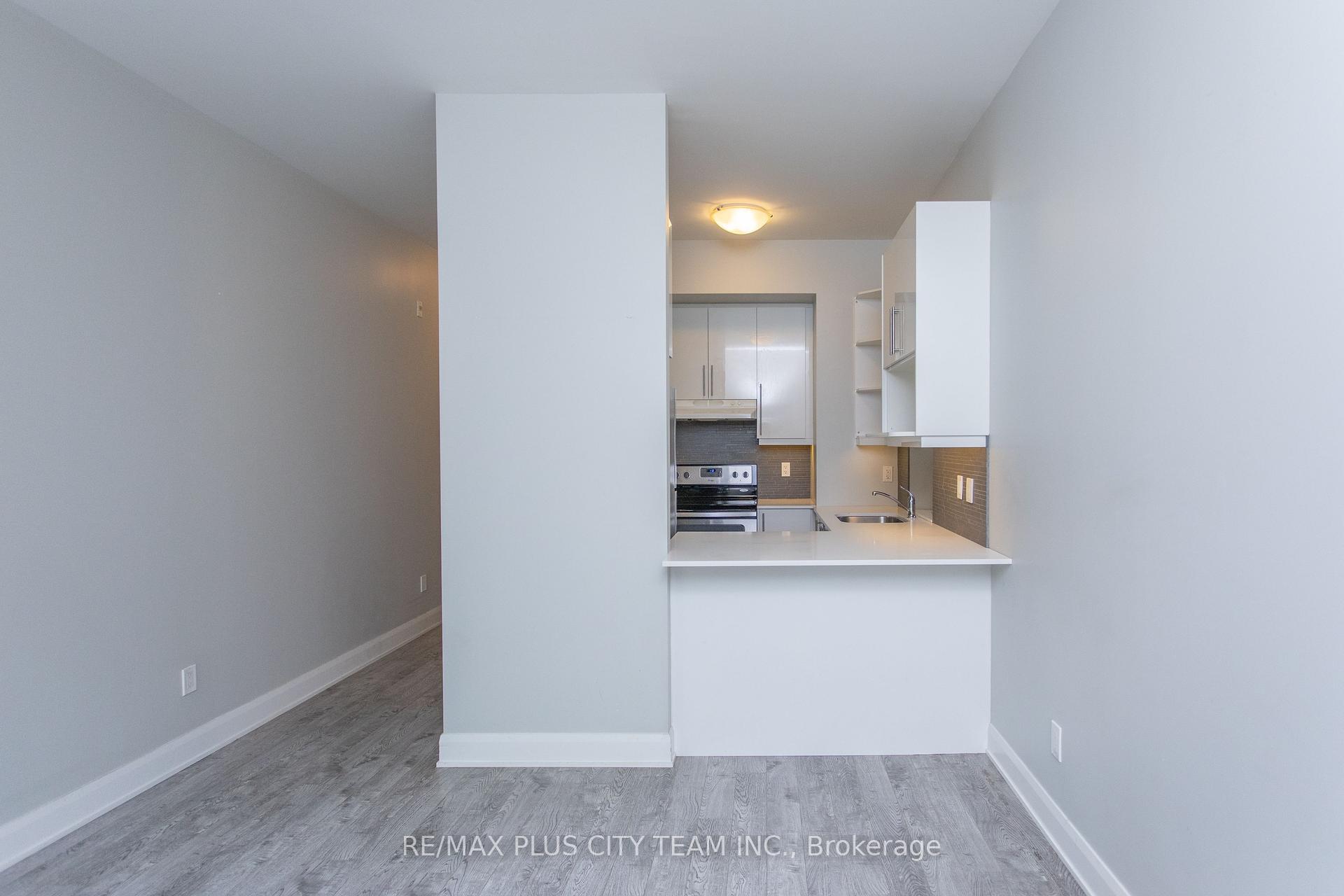 Property Photo: 686 Bathurst Street 107 ON M5S 2R3