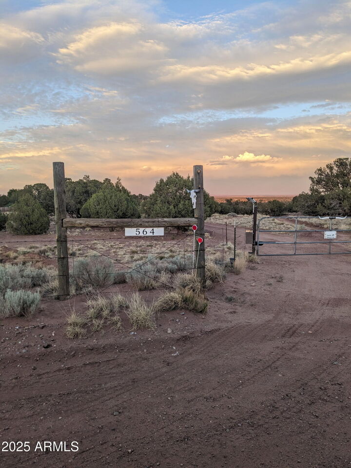 Property Photo: 564 County Line Road AZ 85937