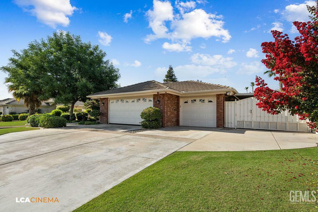 Property Photo: 13019 Queen Palm Court CA 93314