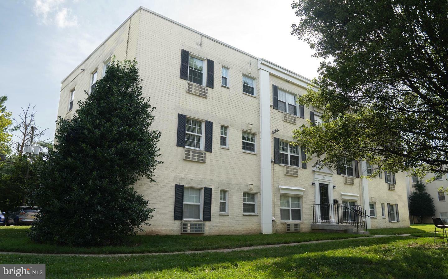 Property Photo: 2237 Farrington Avenue 06-201 VA 22303