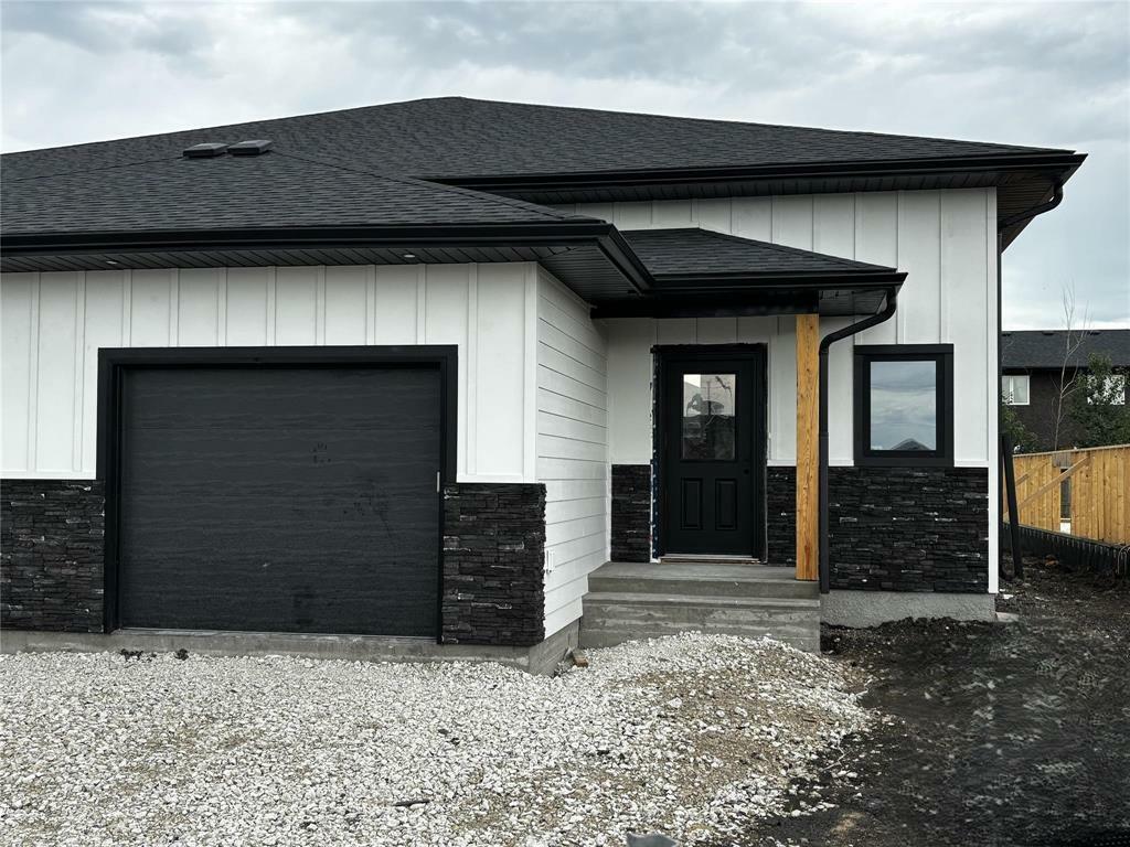 Property Photo: 29 Kootenay Way MB R5G 0Z3