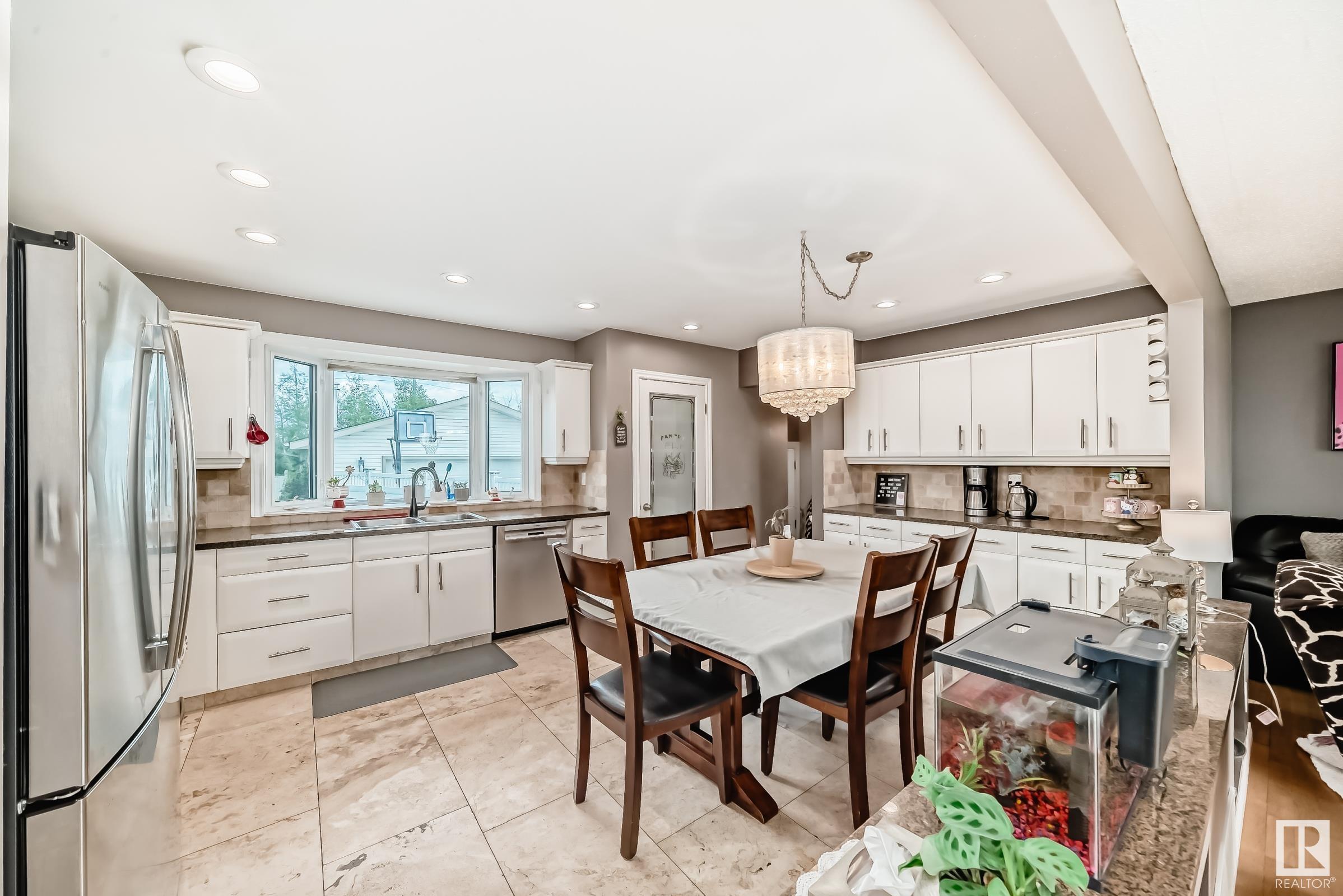 Property Photo:  352 Huffman Crescent NW  AB T5A 4C8 